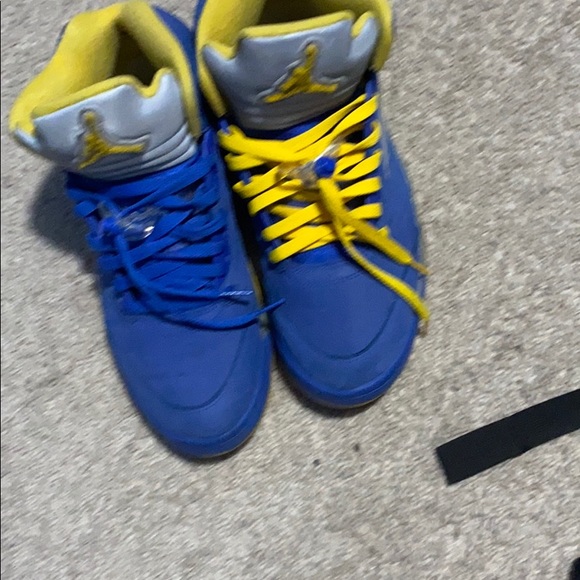 Athletic_Shoes